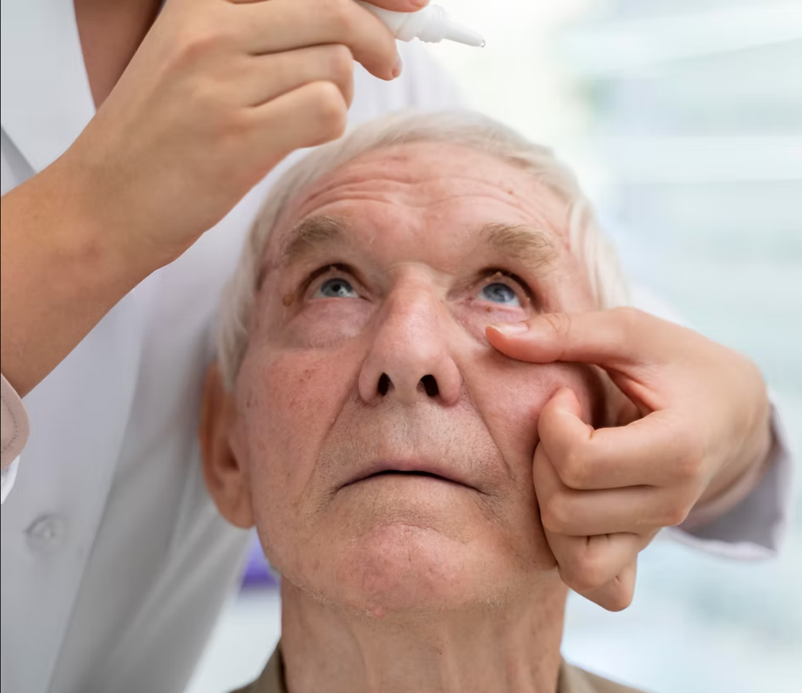 Ophtalmologue administrant un collyre à un patient âgé